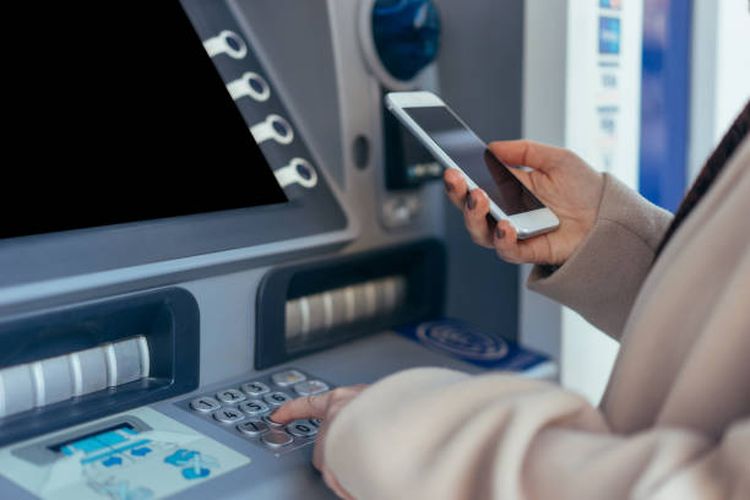 Ilustrasi cara tarik tunai saldo GoPay di ATM, tanpa kartu.