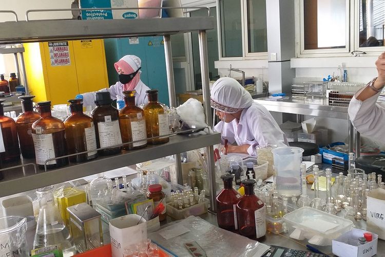 Para peneliti Sido Muncul tengah melakukan riset bahan herbal di Laboratorium Sido Muncul yang berada di Kecamatan Bregas, Kabupaten Semarang, Jawa Tengah, Selasa (27/8/2019)
