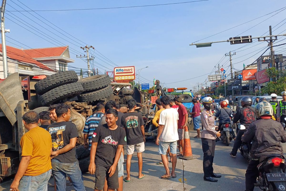 Sopir Mengantuk, Truk Pasir Terguling di Ungaran, Kemacetan hingga 1,5 Kilometer