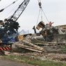 Setelah 1,5 Bulan, Crane Terguling dan Timpa Rumah di Depok Akhirnya Dievakuasi
