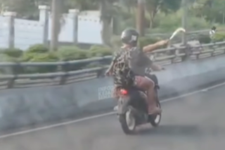 Pengendara motor bawa senjata tajam di flyover Jatingaleh, Semarang, Jawa Tengah
