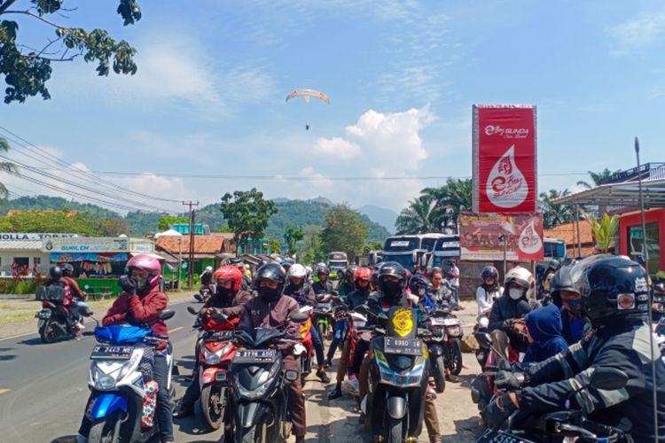 Kendaraan dari arah Bandung ditahan sementara saat pemberlakuan one way dari arah Limbangan ke Bandung untuk mengurai kemacetan di Pasar Limbangan, Senin (09/05/2022)