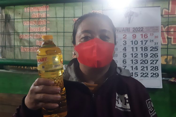 Surati, warga Boyolali, Jawa Tengah yang memiliki usaha ayam geprek di Solo menunjukkan minyak goreng yang dia beli di pasar tradisional dengan harga Rp 16.000 per liter, Sabtu (29/1/2022).