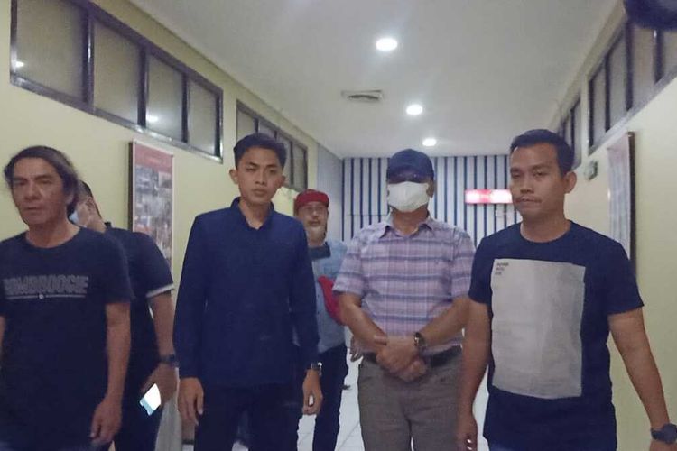 M Syukri Zen anggota DPRD kota Palembang yang menjadi pelaku penganiayaan seorang perempuan saat menjalani pemeriksaan di Satreskrim Polrestabes Palembang, Rabu (25/8/2022).