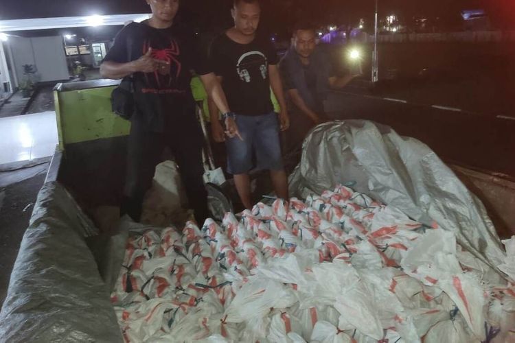 Aparat Direktorat Kriminal Khusus (Ditkrimsus) Polda Maluku menyita 2.000 kg merkuri dari sebuah mobilk dum truk yang melintas di Desa Piru, Kabupaten Seram bagian Barat, Senin (23/5/2022)