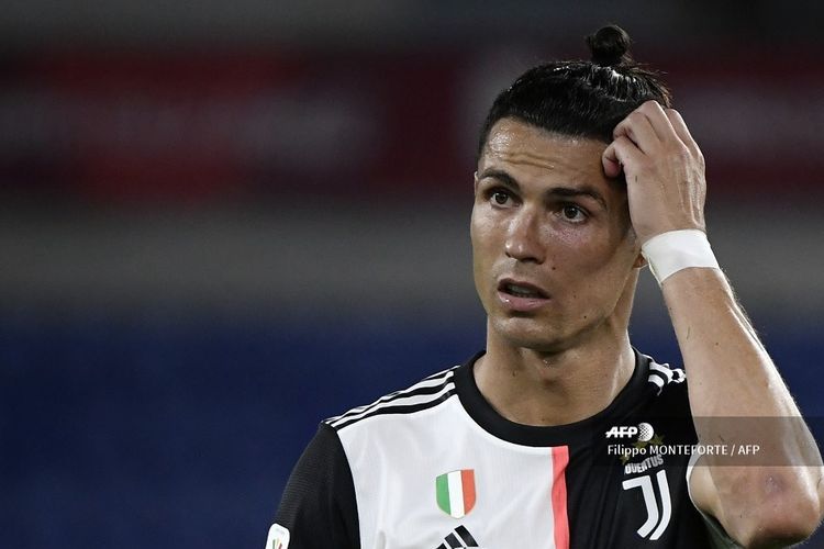 Penyerang Juventus, Cristiano Ronaldo, menggaruk kepala pada final Coppa Italia kontra Napoli di Stadion Olimpico, Roma, pada Kamis (18/6/2020) dini hari WIB.