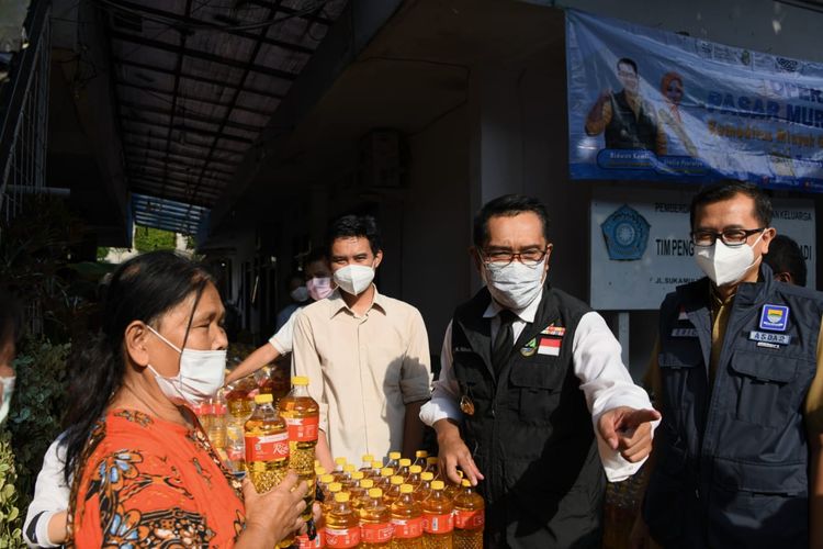 Gubernur Jawa Barat Ridwan Kamil saat mengecek kondisi harga minyak goreng di Kelurahan Cipedes, Kecamatan Sukajadi, Kota Bandung, Senin (4/4/2022). 
