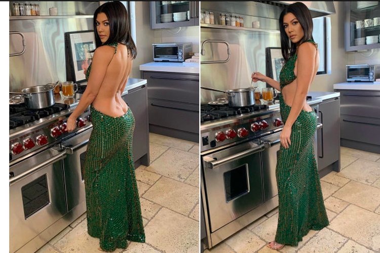 Kourtney Kardashian pamer bagian belakangn tubuhnya yang seksi dalam balutan gaun karya Roberto Cavalli.
