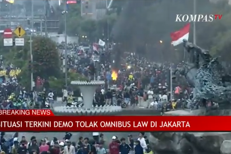 Massa mulai melakukan aks bakar-bakar di kawasan Jakarta Pusat, Selasa (20/10/2020)