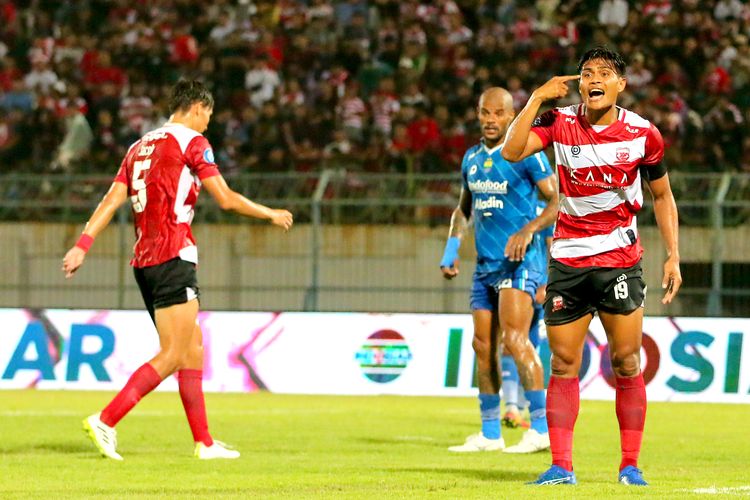 Pemain Madura United Fachruddin Aryanto berteriak saat laga pekan ke-18 Liga 1 2023-2024 melawan Persib Bandung yang berakhir dengan skor 1-0 di Stadion Gelora Bangkalan, Rabu (1/11/2023) malam.