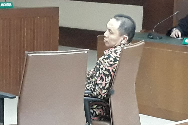 Bupati Halmahera Timur Rudy Erawan duduk di kursi terdakwa di Pengadilan Tipikor Jakarta, Rabu (6/6/2018).