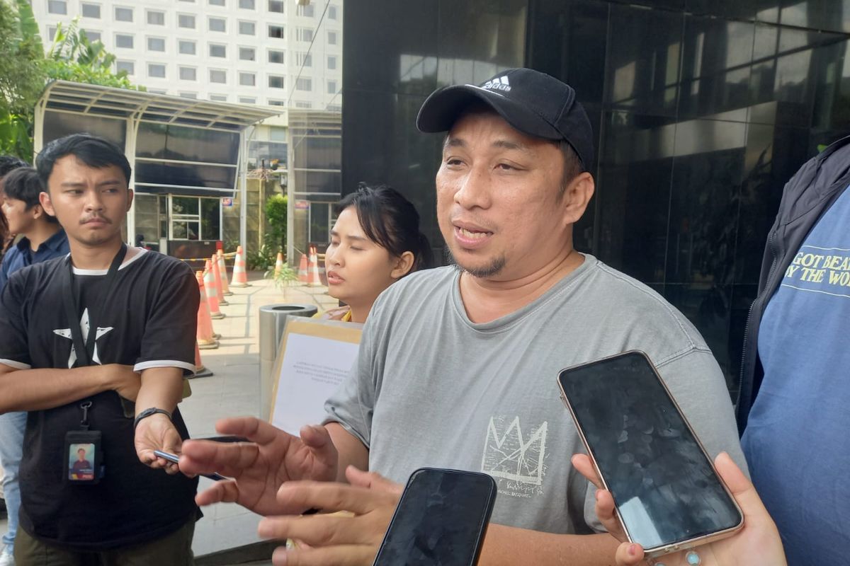 Pakar hukum tata negara, akademisi, dan aktivis hukum Feri Amsari di Gedung Merah Putih, Jakarta, Jumat (28/2/2025).