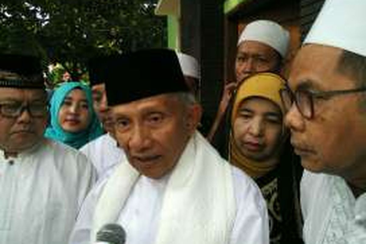 Ketua Dewan Kehormatan Partai Amanat Nasional Amien Rais usai shalat Idul Adha di Rumah Sakit Islam Sukapura, Jakarta Utara, Senin (12/9/2016).