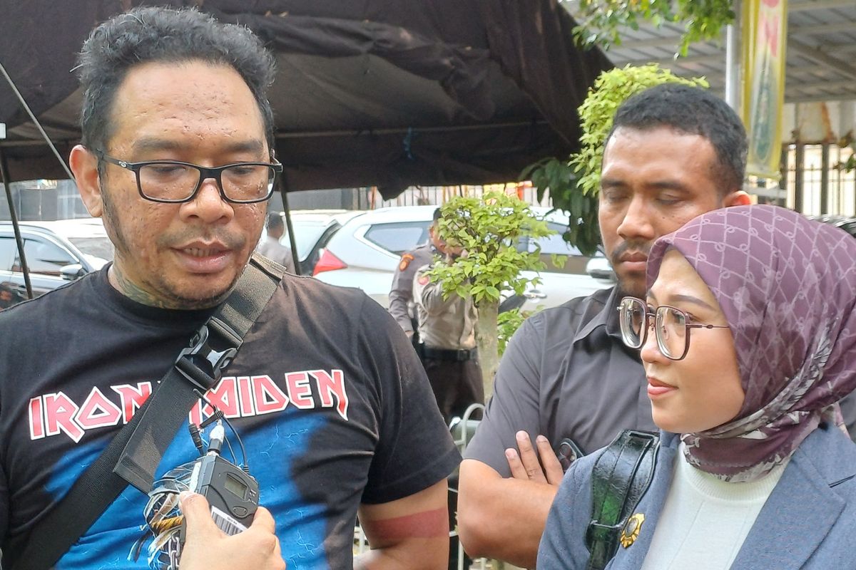 Ayah D (17) Jonathan Latumahina saat ditemui di Pengadilan Negeri Jakarta Selatan, Kamis (7/9/2023). 