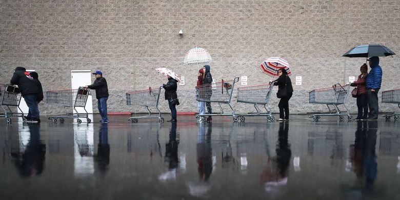 Warga menjaga jarak aman saat mengantre berbelanja di supermarket di Glendale, California, Amerika Serikat, 14 Maret 2020. Menjaga jarak aman antar warga merupakan salah satu cara yang dianjurkan untuk mencegah penyebaran virus corona.