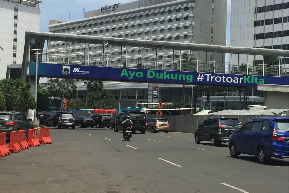 Larangan motor melintas di Jalan MH Thamrin dicabut, sejumlah pengendara roda dua diperbolehkan melintasi kawasan tersebut, Rabu (10/1/2018).