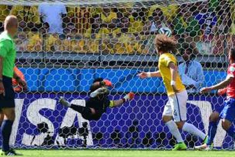 Kiper sekaligus kapten Cile, Claudio Bravo, gagal menyelamatkan gawangnya dari kebobolan oleh bek Brasil, David Luiz (2 dari kanan) dalam pertandingan babak 16 besar Piala Dunia 2014, Sabtu (28/6/2014).
