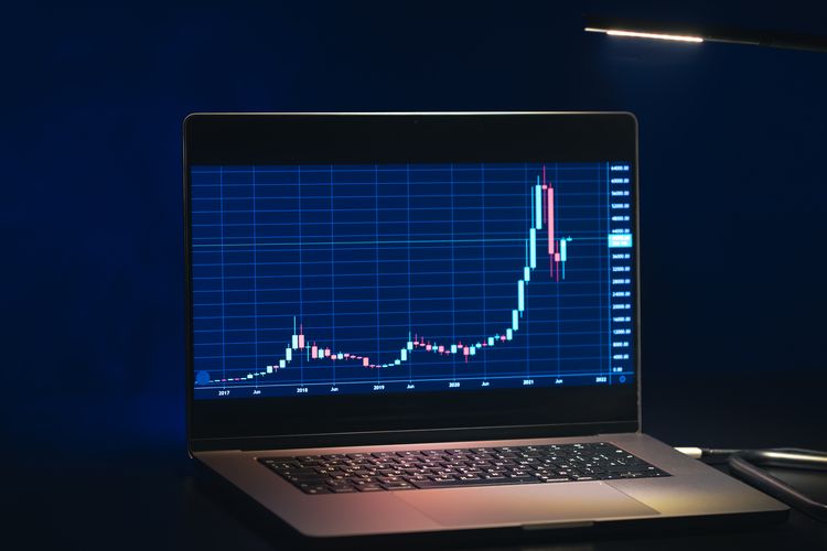 Bursa Efek Indonesia (BEI) suspensi saham PT Chandra Daya Investasi Tbk (CDIA).