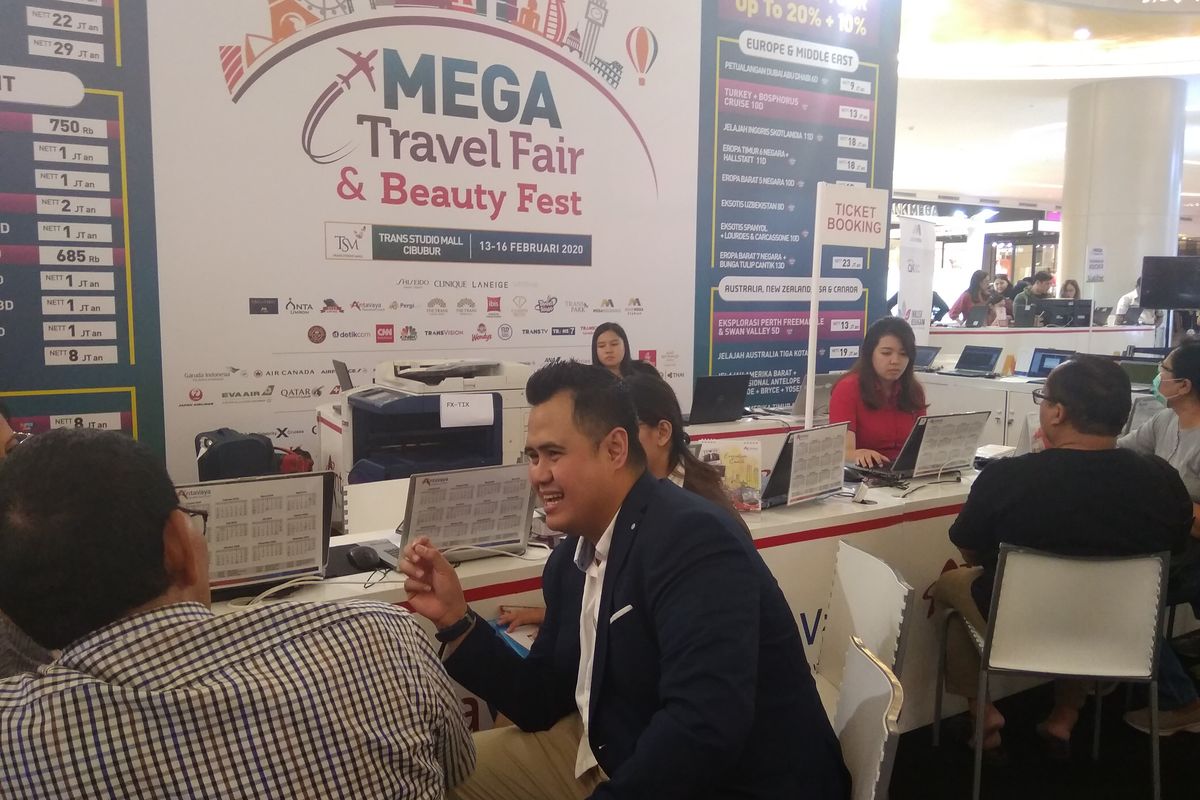Salah satu konsumen di mega travel fair di Jakarta, Kamis (12/2/2020).