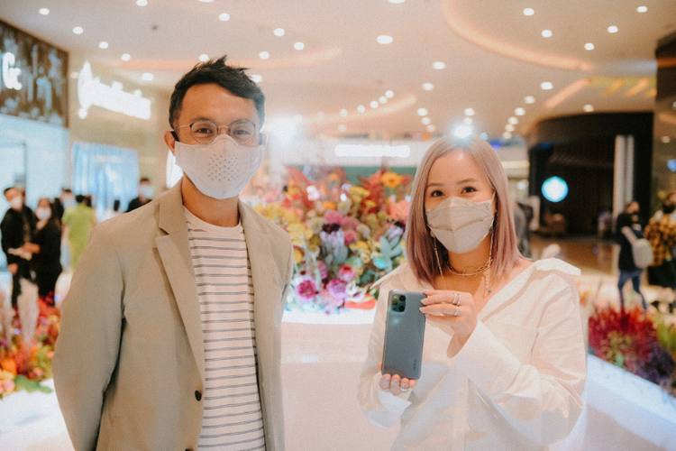 Riki dan Talita Setyadi turut menukarkan smartphonenya ke Oppo Find X3 Pro 5G. 