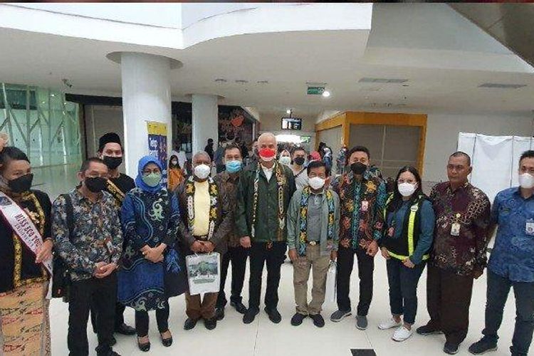 Gubernur Jawa Tengah, Ganjar Pranowo sudah tiba di Kalimantan Timur untuk ikut bersama Presiden Joko Widodo (Jokowi) terkait kemah di Ibu Kota Negara (IKN) Nusantara, Minggu (13/3/2022). 

