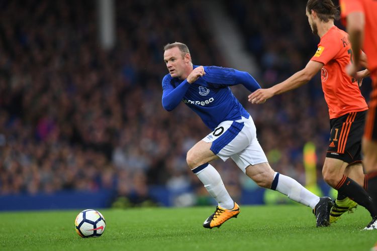 Penyerang Everton asal Inggris, Wayne Rooney, memburu bola dalam pertandingan leg pertama putaran ketiga kualifikasi Liga Europa melawan Ruzomberok di Goodison Park, Liverpool, Kamis (27/7/2017).