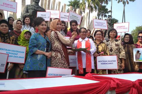 Menteri Yohana dan Istri Kapolri Kampanye Perlindungan Perempuan dan Anak