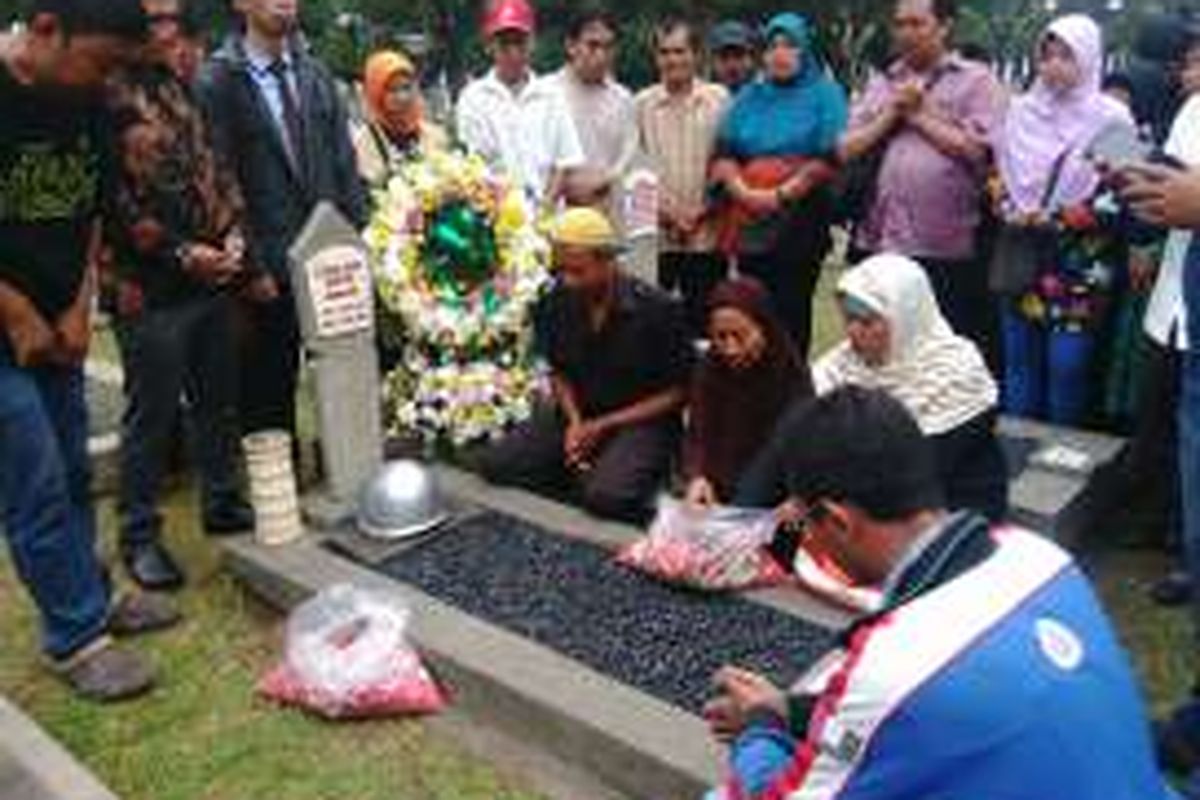 Warga RT 09 RW 04 Kelurahan Rawajati, Kecamatan Pancoran, Jakarta Selatan menggelar aksi ziarah ke Taman Makam Pahlawan Kalibata. Ziarah ini terkait nasib warga yang terancam digusur. Rabu (31/8/2016)