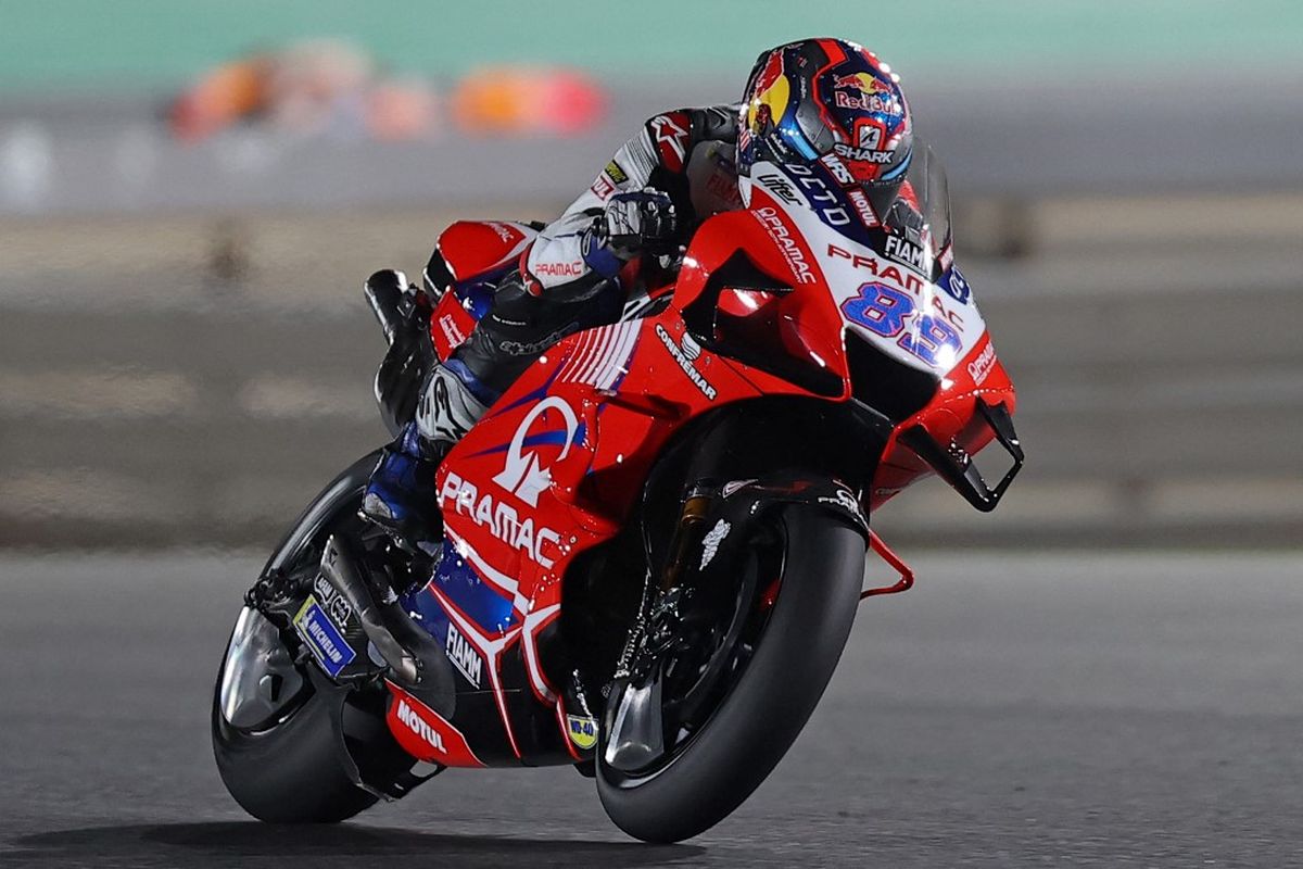 Jorge Martin saat balapan di MotoGP Doha 2021. (Photo by KARIM JAAFAR / AFP)