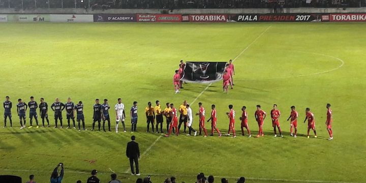 Para pemain Arema FC dan Semen Padang bersiap melakoni semifinal kedua Piala Presiden 2017 di Stadion Kanjuruhan, Minggu (5/3/2017). 