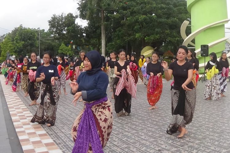 Para peserta menari di Alun-alun kota Purworejo memperingati Hari Tari Sedunia pada Jumat (29/4/2022) Jumat 