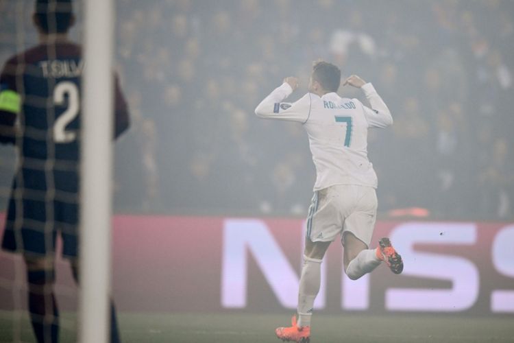 Cristiano Ronaldo merayakan gol pertama Real Madrid ke gawang PSG pada pertandingan babak 16 besar Liga Champions di Stadion Parc des Princes, Selasa (6/3/2018).