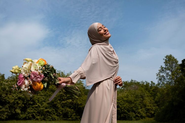 Ilustrasi perempuan dengan hijab dan makeup, freepik.com