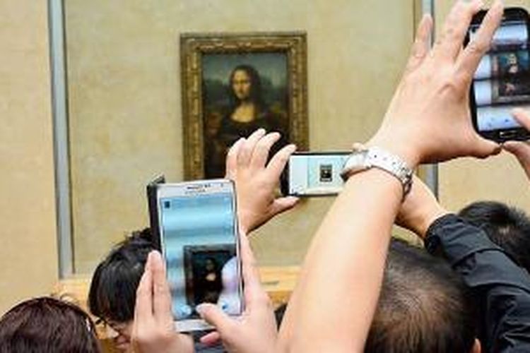 Mona Lisa memang lukisan kecil, tetapi mengunjungi Museum Louvre tanpa menyapanya, belum ke Paris.