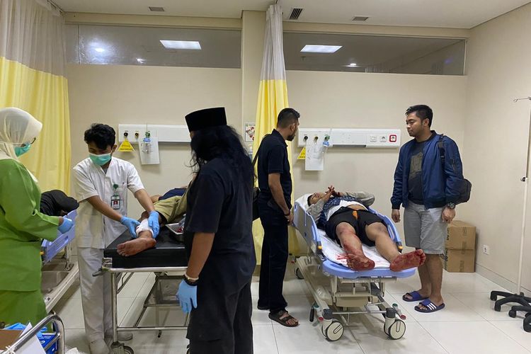 Kanit Krimum Iptu Dimitri Mahendra di Rumah Sakit saat menemani pelaku pembobol atm 
