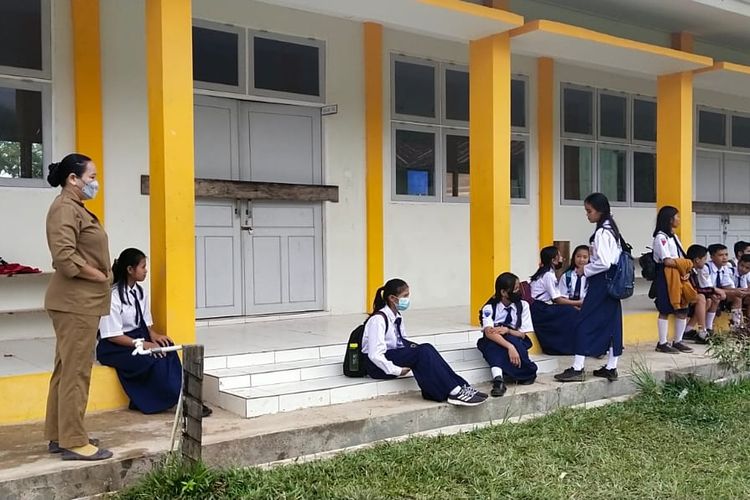 Gedung SMPN I Krayan Tengah Nunukan Kaltara disegel sekelompok pekerja. Mereka menuntut upah yang sudah 3 tahun belum dibayarkan sub Kontraktor. Terlihat guru dan pelajar berkumpul di luar sekolah dengan kebingungan