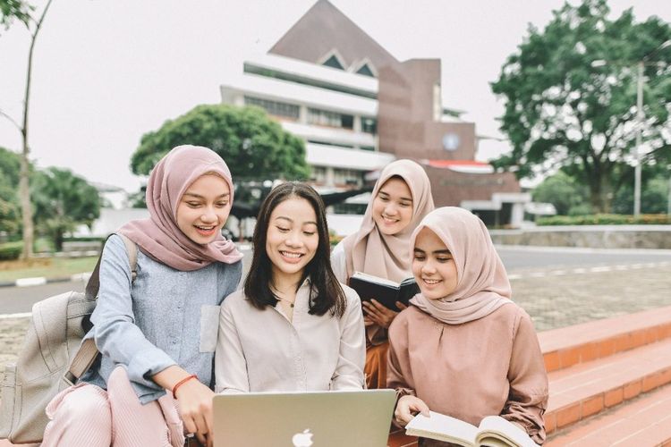 Mahasiswa IPB University berpose di lingkungan kampus.