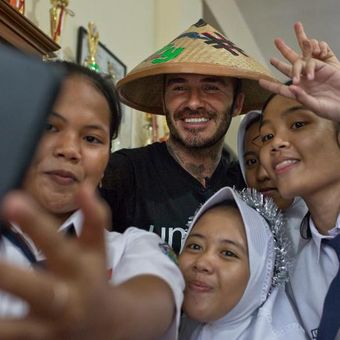 Duta Kehormatan UNICEF David Beckham berfoto bersama Sripun (15) dan para siswa di SMPN 17 di Semarang, Jawa Tengah, Indonesia, 27 Maret 2018. Sripun diunjuk oleh lingkungannya untuk menjadi agen perubahan dan berpartisipasi dalam program anti-bullying yang diinisiasi UNICEF.