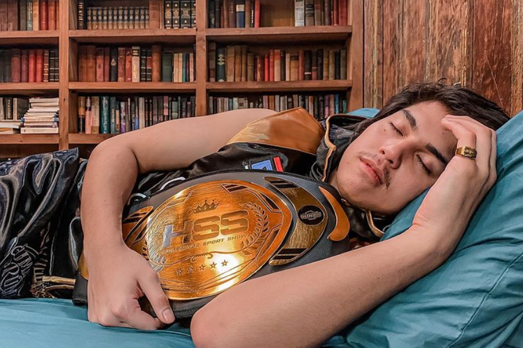 Artis El Rumi mengunggah pose tidur sambil memeluk sabuk kejuaraan tinju Holywings Sport Show.