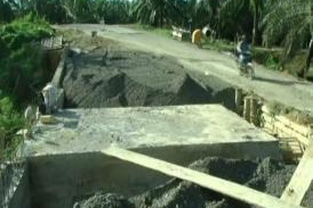 Perbaikan jalan dan jembatan yang belum rampung di sejumlah titik di Mamuju utara sulawesi barat hingga menjelang lebaran dipastikan menghambat arus mudik di jalur trans sulawesi. 