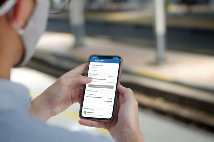 Ilustrasi menggunakan aplikasi KAI Access untuk memesan tiket kereta api. Mengetahui cara naik kereta api jarak jauh akan membuat perjalanan lebih nyaman dan siap.
