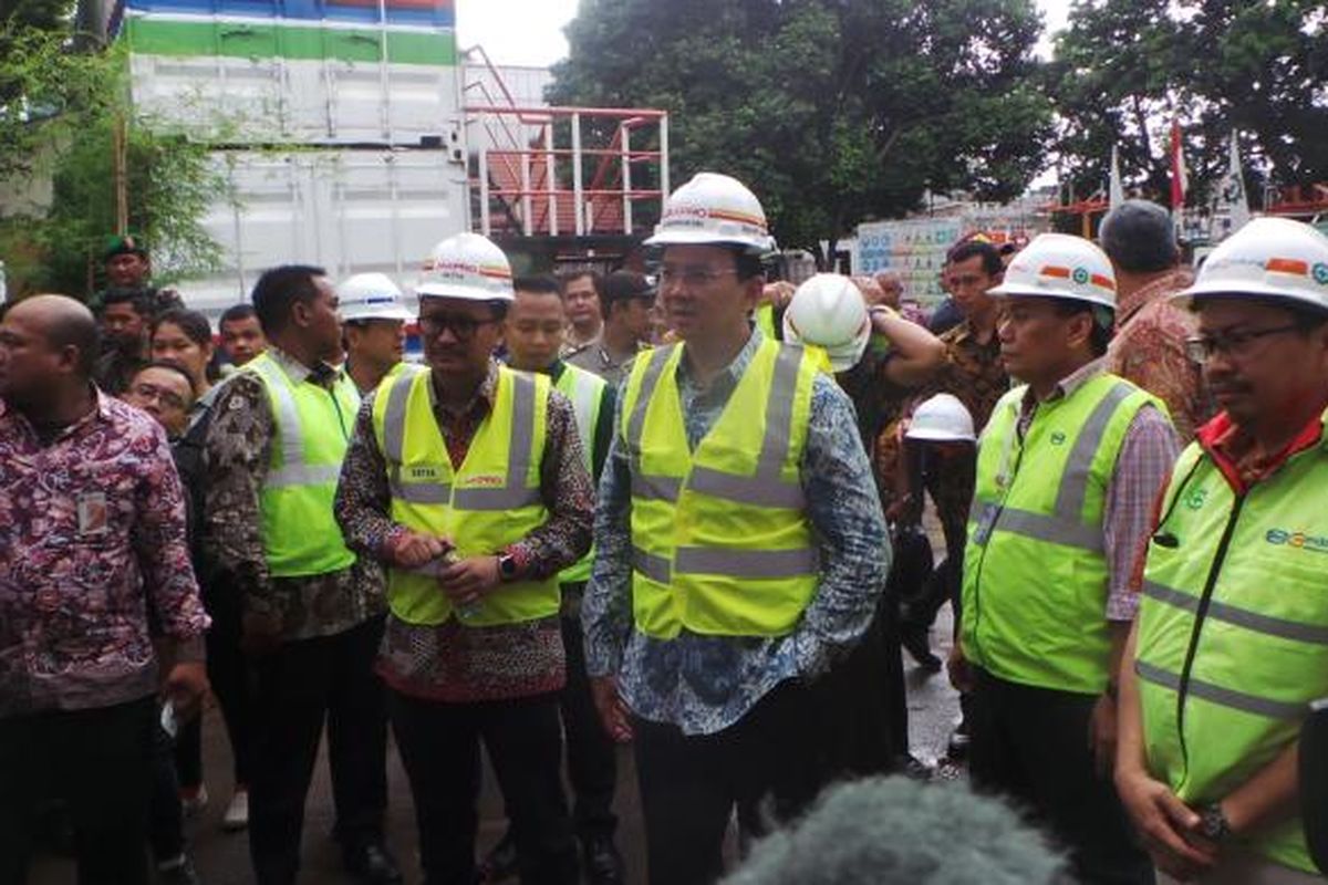 Gubernur DKI Jakarta Basuki Tjahaja Purnama saat meninjau pembangunan arena balap sepeda atau Velodrome bersama Direktur Utama PT Jakarta Propertindo Satya Heragandhi, di Rawamangun, Jakarta Timur, Jumat (24/2/2017).