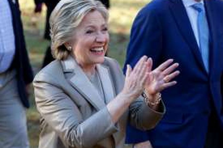 Kandidat presiden AS dari Partai Demokrat, Hillary Clinton menyapa pendukungnya usai memberikan suara di sebuah TPS di dekat kediamannya di Chappaqua, negara bagian New York, Selasa (8/11/2016).