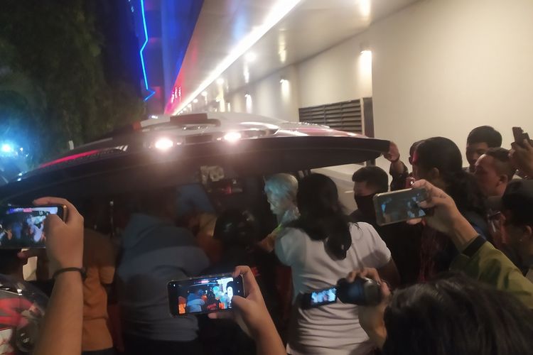 Proses evakuasi korban jatuh dari lantai empat Mall Paragon Semarang, Jawa Tengah.