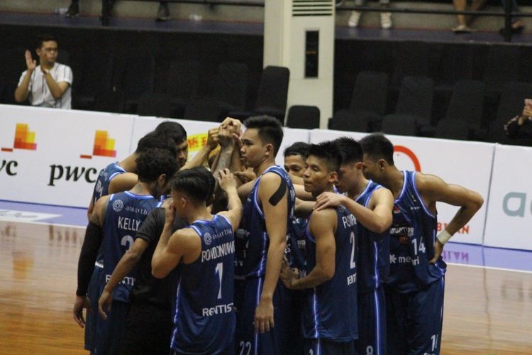 Amartha Hangtuah setelah mampu meraih kemenangan atas Pacific Caesar Surabaya pada hari kedua Piala Presiden Bola Basket 2019 di GOR Sritex Arena, Kamis (21/11/2019)