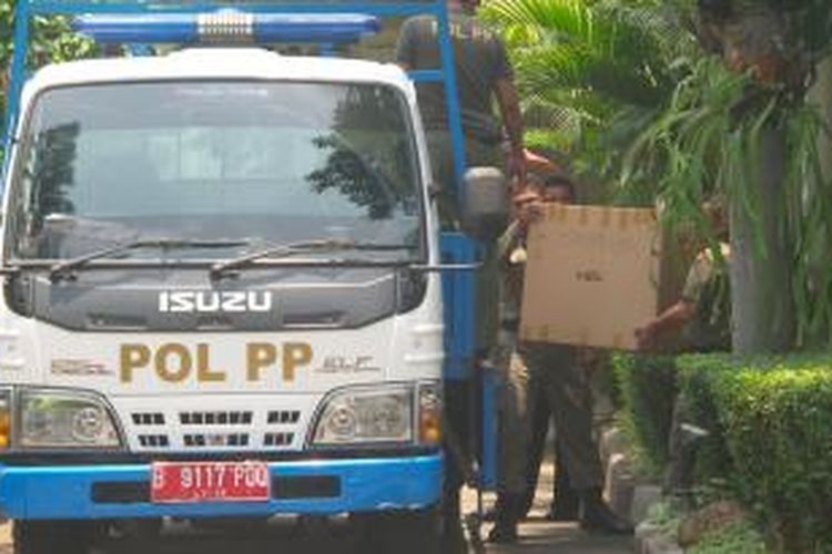 Petugas mengangkut barang-barang pribadi Joko Widodo dari rumah dinas kegubernuran DKI Jakarta, Sabtu (11/10/2014).