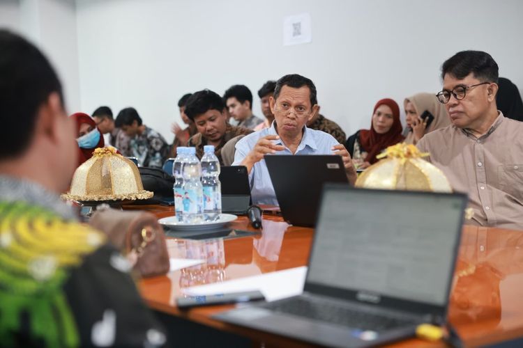 Dosen Ilmu Komunikasi FISIP Universitas Hasanuddin Muliadi Mau bersama Komisioner KIPD Sulsel Khaerul Mannan saat menghadiri uji konsekuensi informasi yang dikecualikan di Gedung Makassar Government Center and Services (MGCS), Kamis (12/12/2024). 