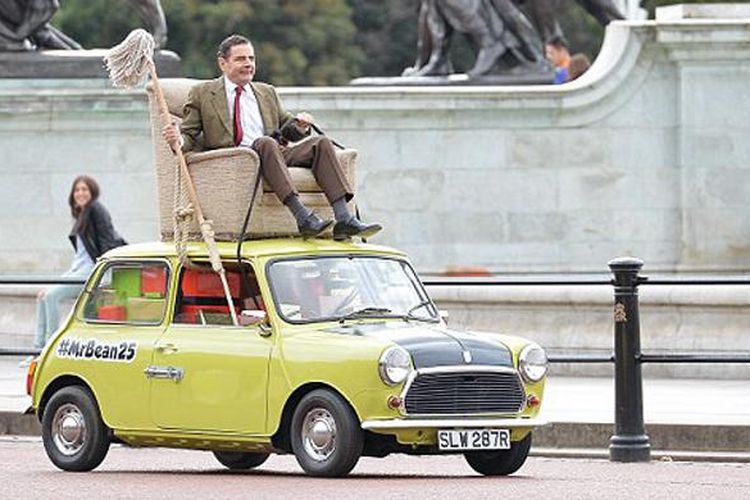 Aktor Rowan Atkinson melakukan adegan Mr. Bean ketika mengemudi di atas Leyland Mini 1000 produksi 1976, Jumat (4/9/2015).