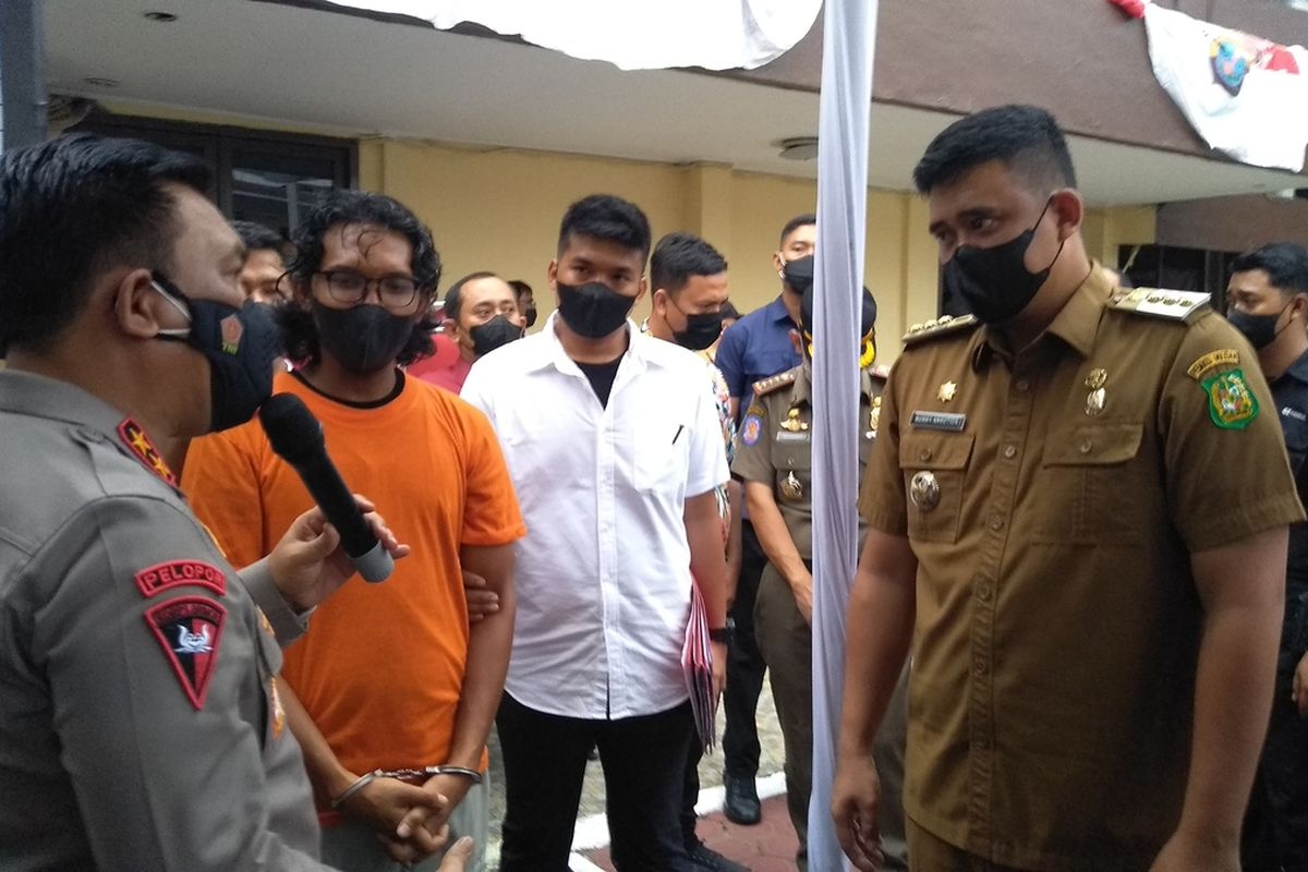 Kapolda Sumut, Irjen Pol RZ Panca Putra Simanjuntak mencecar pertanyaan kepada RP, pria asal Takengon, Aceh yang mengancam mematahkan leher juru parkir yang meminta pembayaran dengan e-toll di Jalan Rahmadsyah, Kecamatan Medan Kota pada Jumat (23/4/2022) sore. RP ditangkap dan meminta maaf kepada Wali Kota Medan, Bobby Afif Nasution.