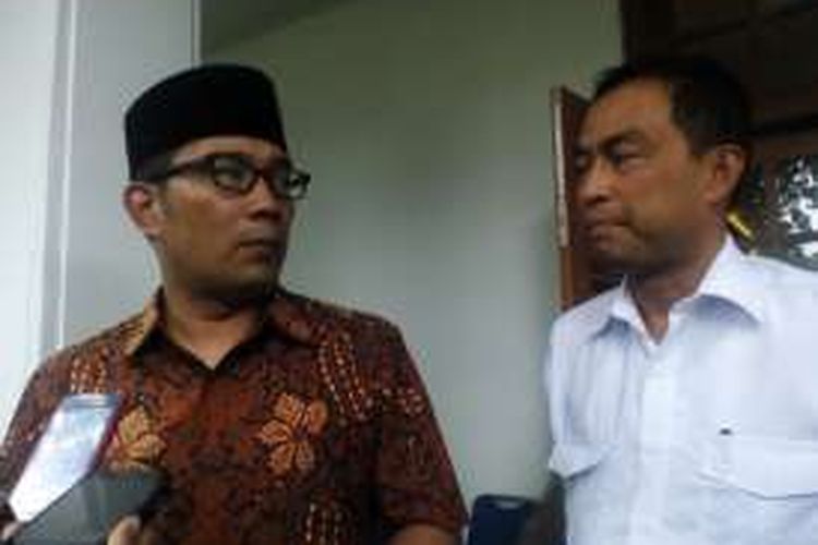 Wali Kota Bandung Ridwan Kamil saat berbincang dengan Kepala BBWS Citarum Yudha Mediawan di Pendopo Kota Bandung, Jalan Dalemkaum, Selasa (29/3/2016)